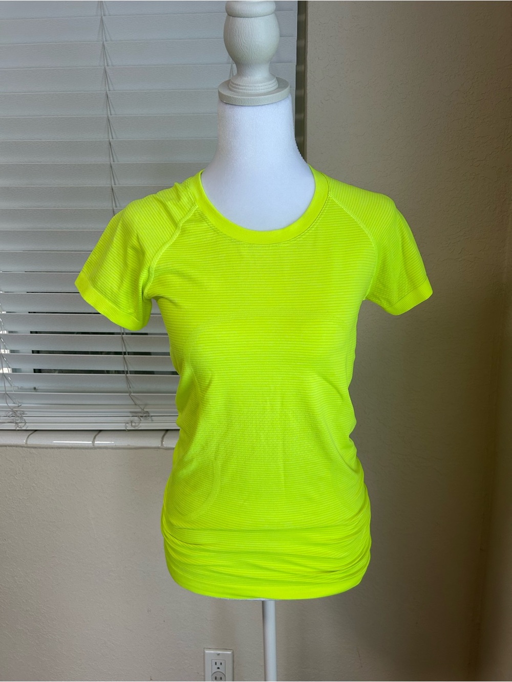 lululemon athletica 🍋 Swiftly Tech 2.0 Neon Yellow Short Sleeve Tee - Picture 2 of 5